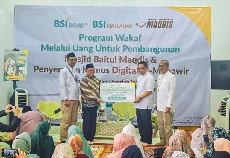 BSI Maslahat Salurkan Wakaf Pembangunan Masjid Baitul Maqdis Bandung dan Kamus Digital untuk Santri