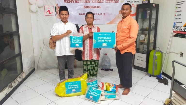 BSI Maslahat URO Surabaya Salurkan Zakat Fitrah untuk Dhuafa