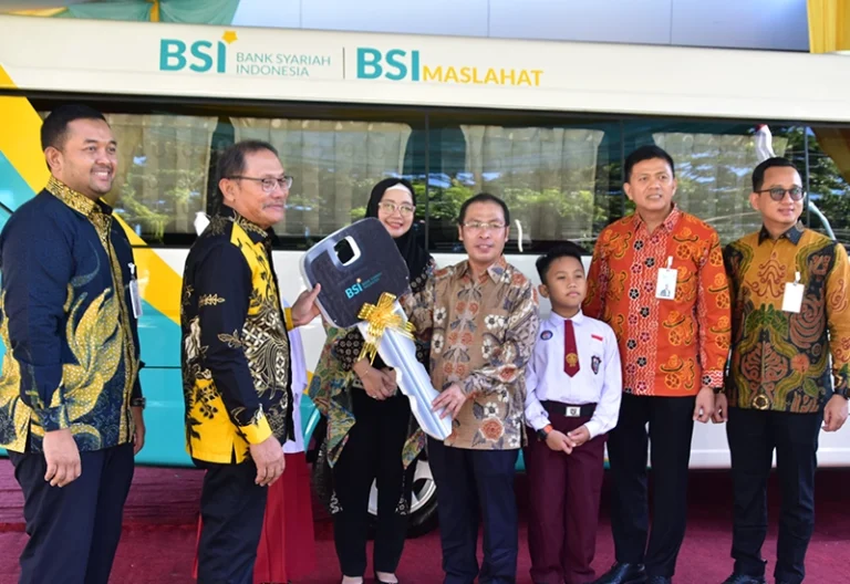 BSI Maslahat Bersama Bank BSI Serahkan Hibah Mobil Sekolah Kepada Kabupaten Mukomuko