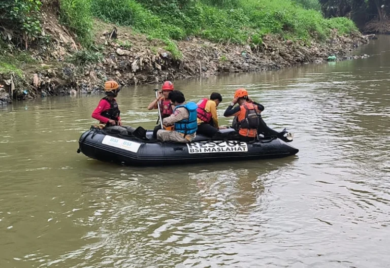 Tim Rescue BSI Maslahat Lakukan Operasi SAR, Pencarian 2 Anak Yang Tenggelam Di Kali Bekasi