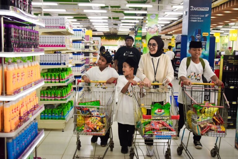 BSI dan BSI Maslahat Mengajak 30 Anak Yatim dan Dhuafa Berbelanja Gratis di Supermarket Tip Top Pondok Bambu Jakarta Timur