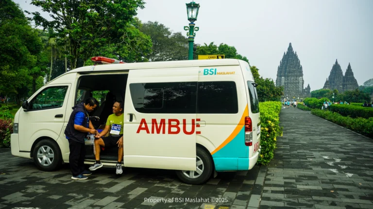 BSI Maslahat Hadirkan Mobil Musholla dan Ambulans untuk Peserta Jogja Marathon 2025