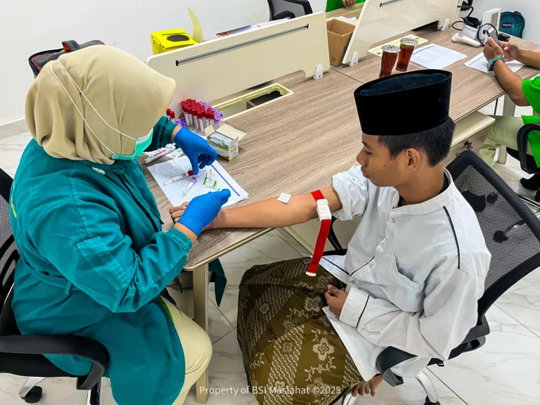 BSI Maslahat Memberikan Layanan Pemeriksaan Kesehatan untuk Santri Rumah Quran Bina Santri Indonesia 