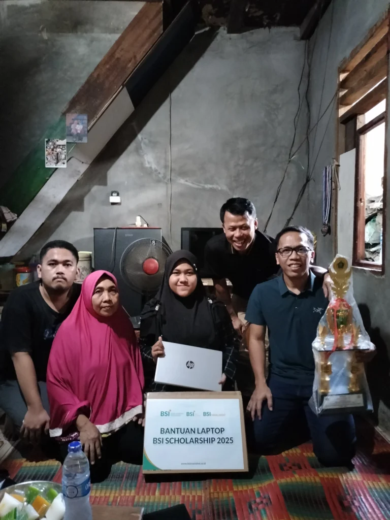Rumiati, Anak Tukang Kayu yang Berjuang Menembus Pendidikan Tinggi bersama BSI Scholarship