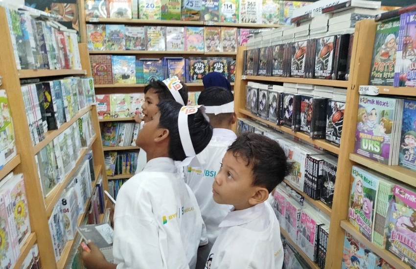 BSI Maslahat Ajak Anak Yatim Belanja Perlengkapan Sekolah di Gramedia Gajah Mada Medan