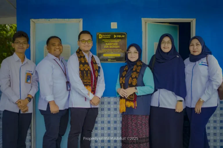 BSI Maslahat Salurkan dana TJSL PT Pelni Bantuan Sanitasi Air Bersih dan MCK di Ende, NTT 