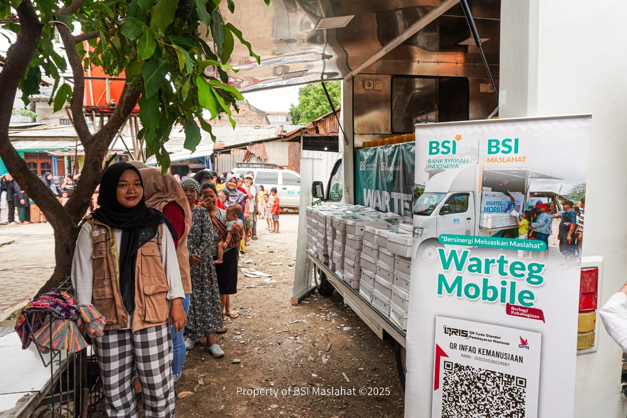 BSI Maslahat dan Ina Cookies Hadirkan Kebahagiaan di Kampung Sumur Lewat Warteg Mobile