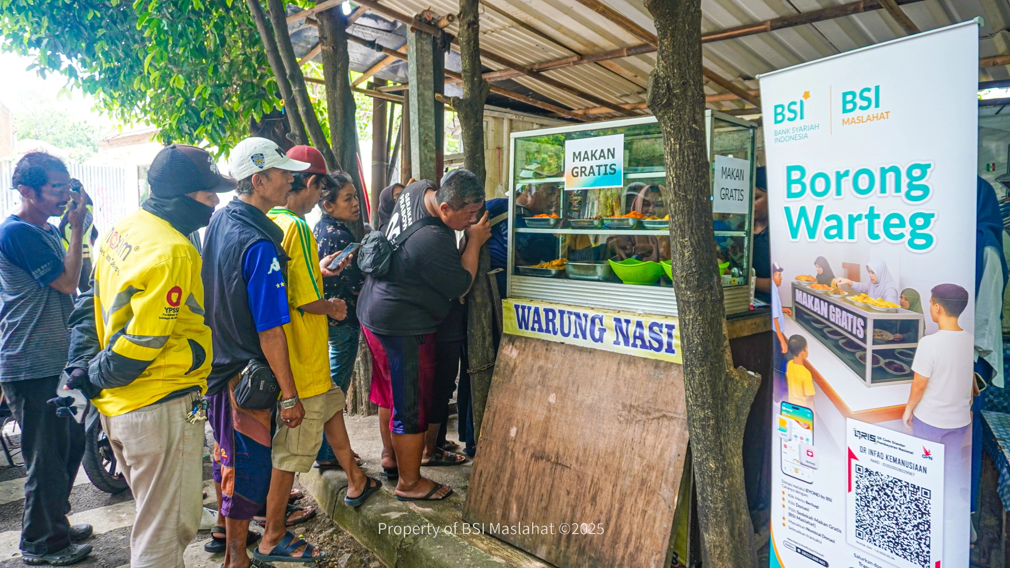 BSI Maslahat Hadirkan Program Borong Warteg, Bagikan Makanan Gratis untuk Warga yang Membutuhkan