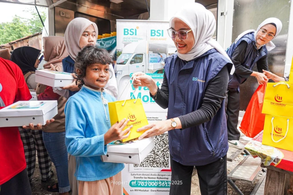BSI Maslahat dan Ina Cookies Hadirkan Kebahagiaan di Kampung Sumur Lewat Warteg Mobile