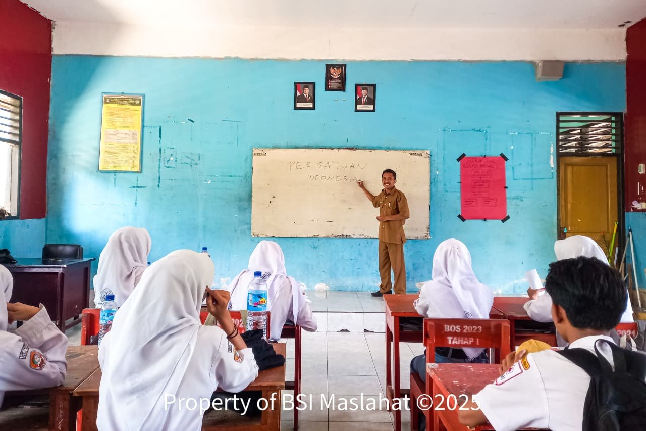 Kisah Inspiratif Pak Fadli, Guru Pedalaman yang Setia Mengabdi ditengah Keterbatasan