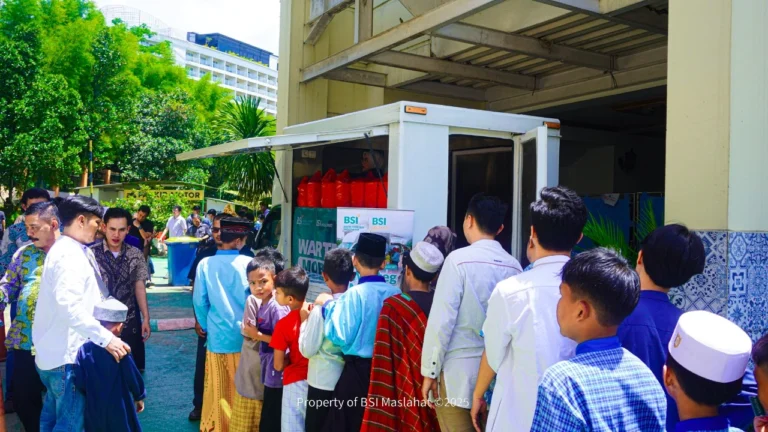 BSI Maslahat Salurkan 200 Makan Siang Gratis di Masjid Tazkia
