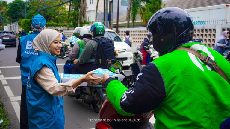 Dari Depan Kantor Hingga Penjuru Negeri, BSI Maslahat Hadirkan Program Berbagi Buka Puasa dan Sahur