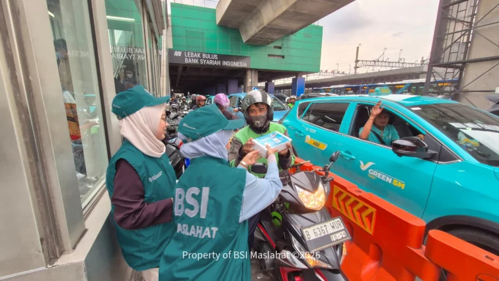 BSI Maslahat Tebar Kehangatan Ramadan dengan Berbagi 600 Paket Buka Puasa di MRT Lebak Bulus