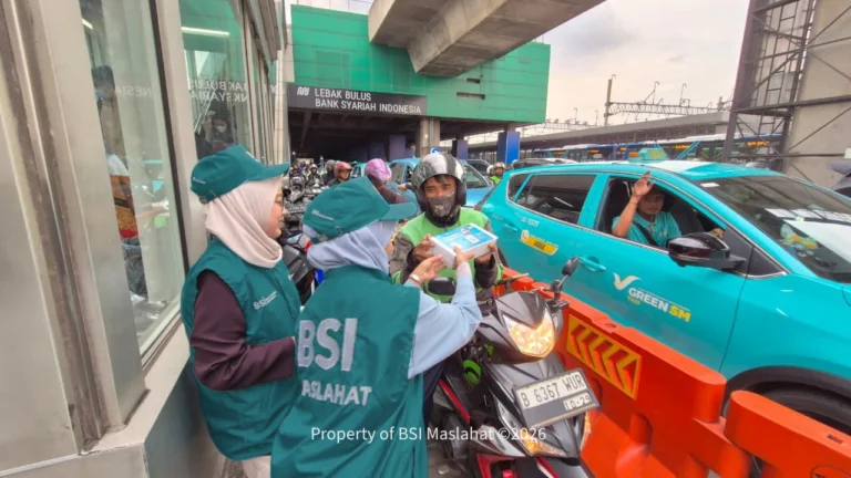 BSI Maslahat Tebar Kehangatan Ramadan dengan Berbagi 600 Paket Buka Puasa di MRT Lebak Bulus