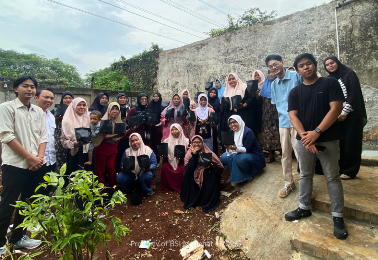 Dari Pemukiman Padat Menuju Kemandirian, BSI Maslahat Berdayakan 80 Ibu di Kampung Pemulung Pinang Ranti