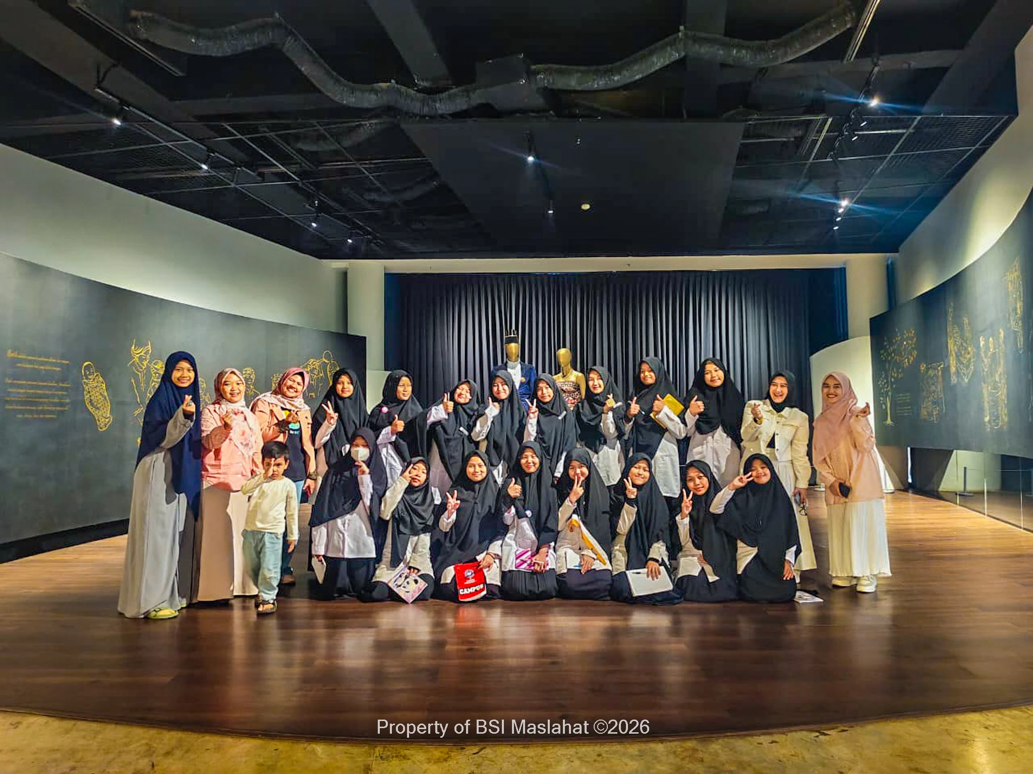 BSI Maslahat Ajak 55 Anak Yatim Berwisata Edukatif ke Taman Mini