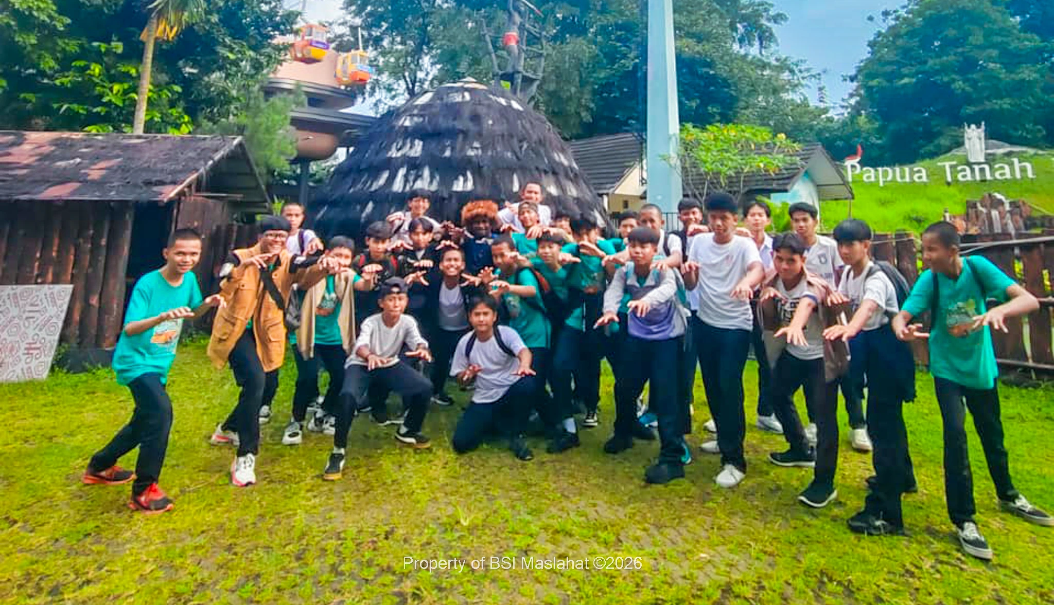 BSI Maslahat Ajak 55 Anak Yatim Berwisata Edukatif ke Taman Mini