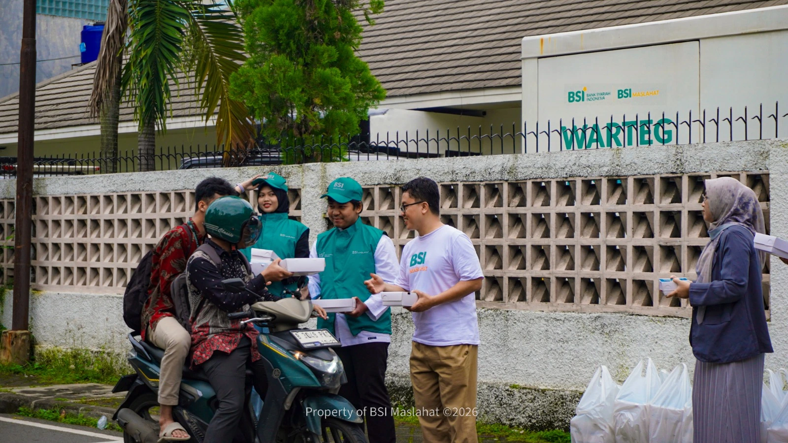 Dari Depan Kantor Hingga Penjuru Negeri, BSI Maslahat Hadirkan Program Berbagi Buka Puasa dan Sahur