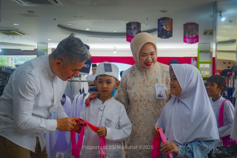 BSI Maslahat dan BSI Ajak Yatim Dhuafa Belanja Pakaian Muslim untuk Hari Raya Idul Fitri
