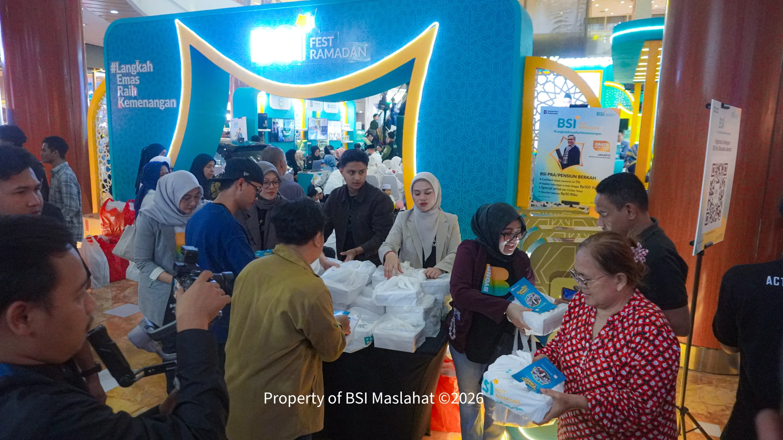 BSI Maslahat Tebar 2.400 Paket Buka Puasa dan Santunan Yatim di BSI Ramadan Fest Bintaro Xchange Mall