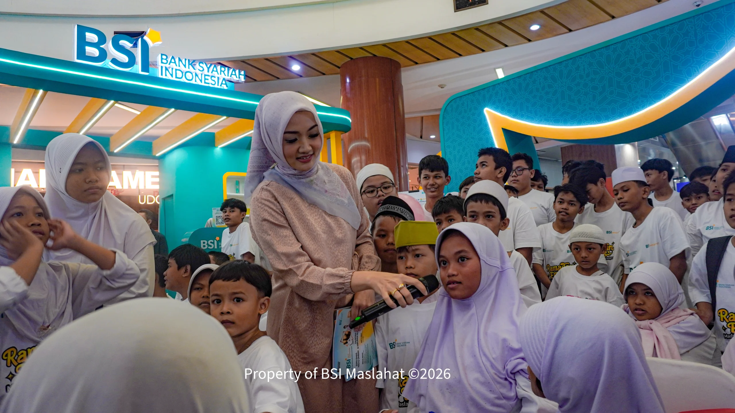 BSI Maslahat Tebar 2.400 Paket Buka Puasa dan Santunan Yatim di BSI Ramadan Fest Bintaro Xchange Mall