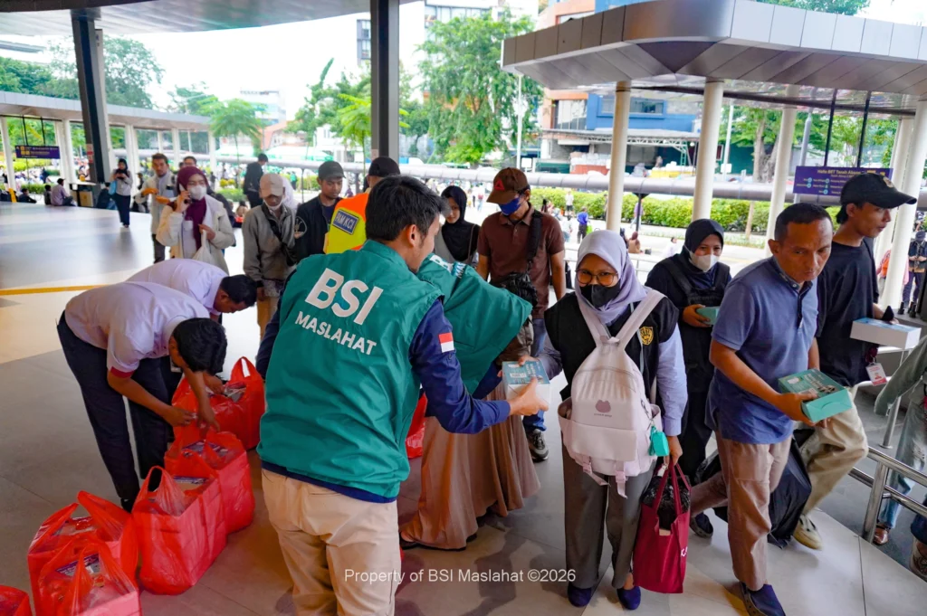Saat Banyak Orang Masih di Perjalanan, BSI Maslahat Hadirkan 1.500 Paket Buka Puasa Gratis di Stasiun Tanah Abang