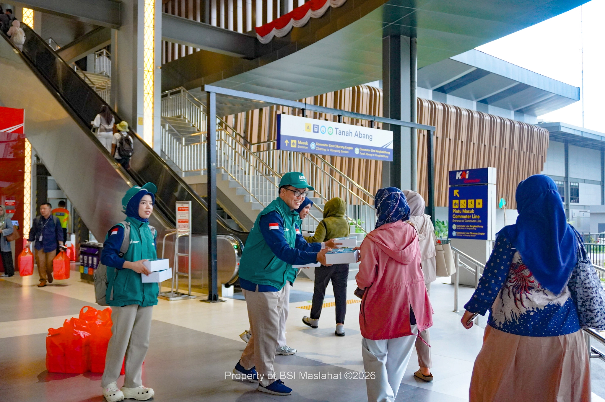 Saat Banyak Orang Masih di Perjalanan, BSI Maslahat Hadirkan 1.500 Paket Buka Puasa Gratis di Stasiun Tanah Abang