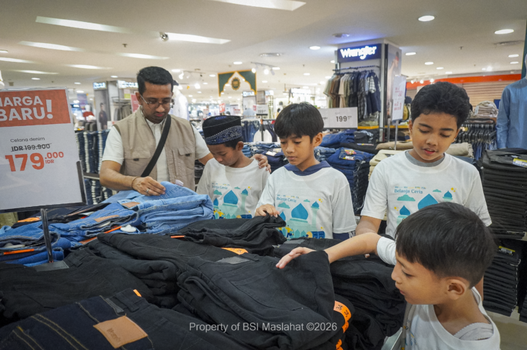 “Aku Baru Pertama Kali”: BSI Maslahat dan BSI Wujudkan Mimpi Anak Yatim Dhuafa Menjelang Lebaran