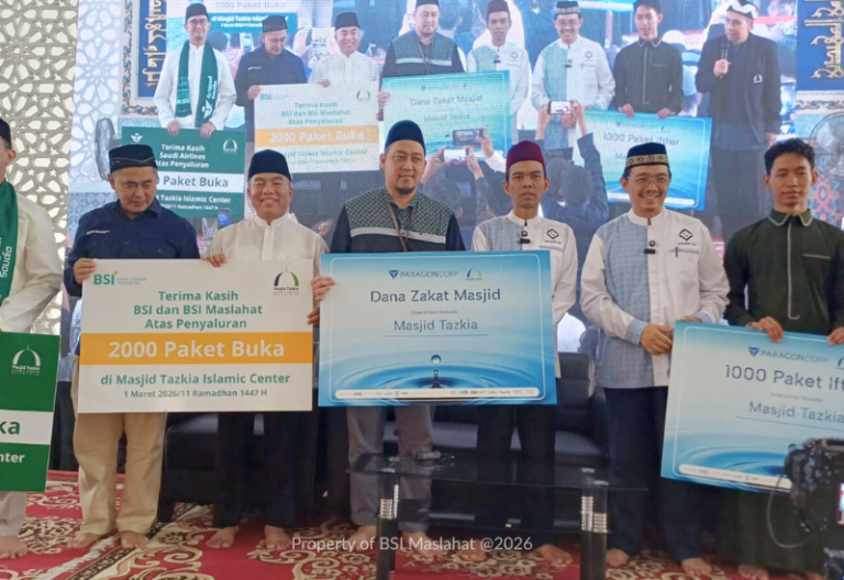 BSI Maslahat dan BSI Salurkan Bantuan 2.000 Paket Berbuka Puasa di Masjid Tazkia Islamic Center 