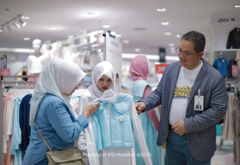 Hadirkan Senyum di Ramadan, BSI Maslahat dan BSI Bagikan THR dalam Bentuk Belanja Bareng 300 Yatim dan Dhuafa di Makassar