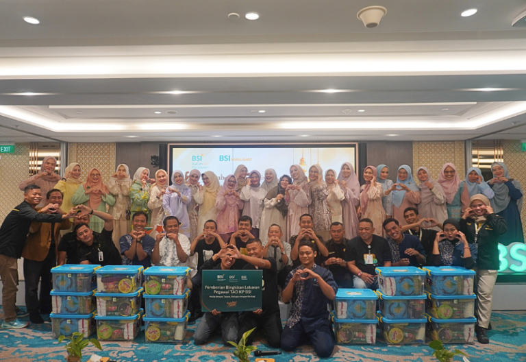 BSI Maslahat – IIK BSI Pusat Bahagiakan Pegawai Dasar dengan Paket Sembako Lebaran