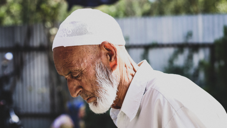 Doa untuk Orang Tua: Bentuk Bakti yang Tak Terputus Sepanjang Masa