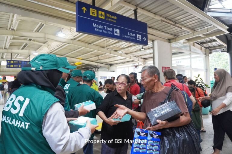 BSI Maslahat Berbagi Paket Buka Puasa di Tengah Padatnya Stasiun Tebet 