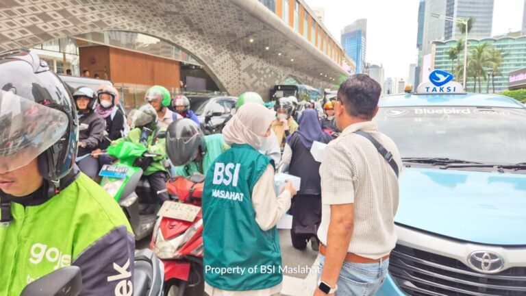 BSI Maslahat dan Forum Zakat Bagikan Paket Buka Puasa di Sekitaran Bundaran HI 