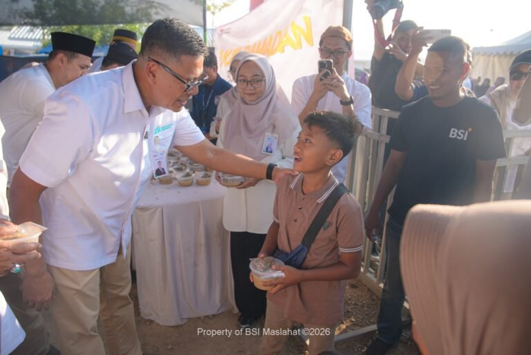 BSI dan BSI Maslahat Bagikan Bubur Aceh Sebagai Makanan Berbuka Puasa Warga Huntara di Tamiang Aceh