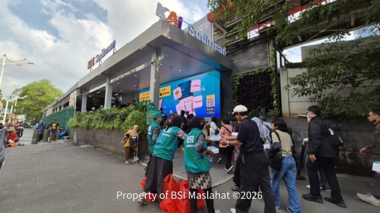Di Tengah Hiruk Pikuk Stasiun Sudirman, BSI Maslahat Hadirkan Paket Buka Puasa untuk Sesama