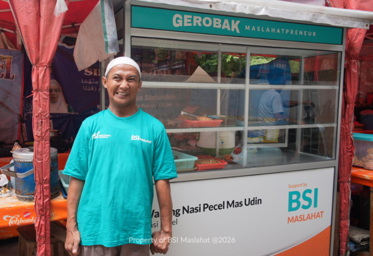 BSI Maslahat Hadirkan Gerobak Usaha, Mas Udin Penyandang Disabilitas Kini Lebih Percaya Diri dan Bersemangat Berdagang 