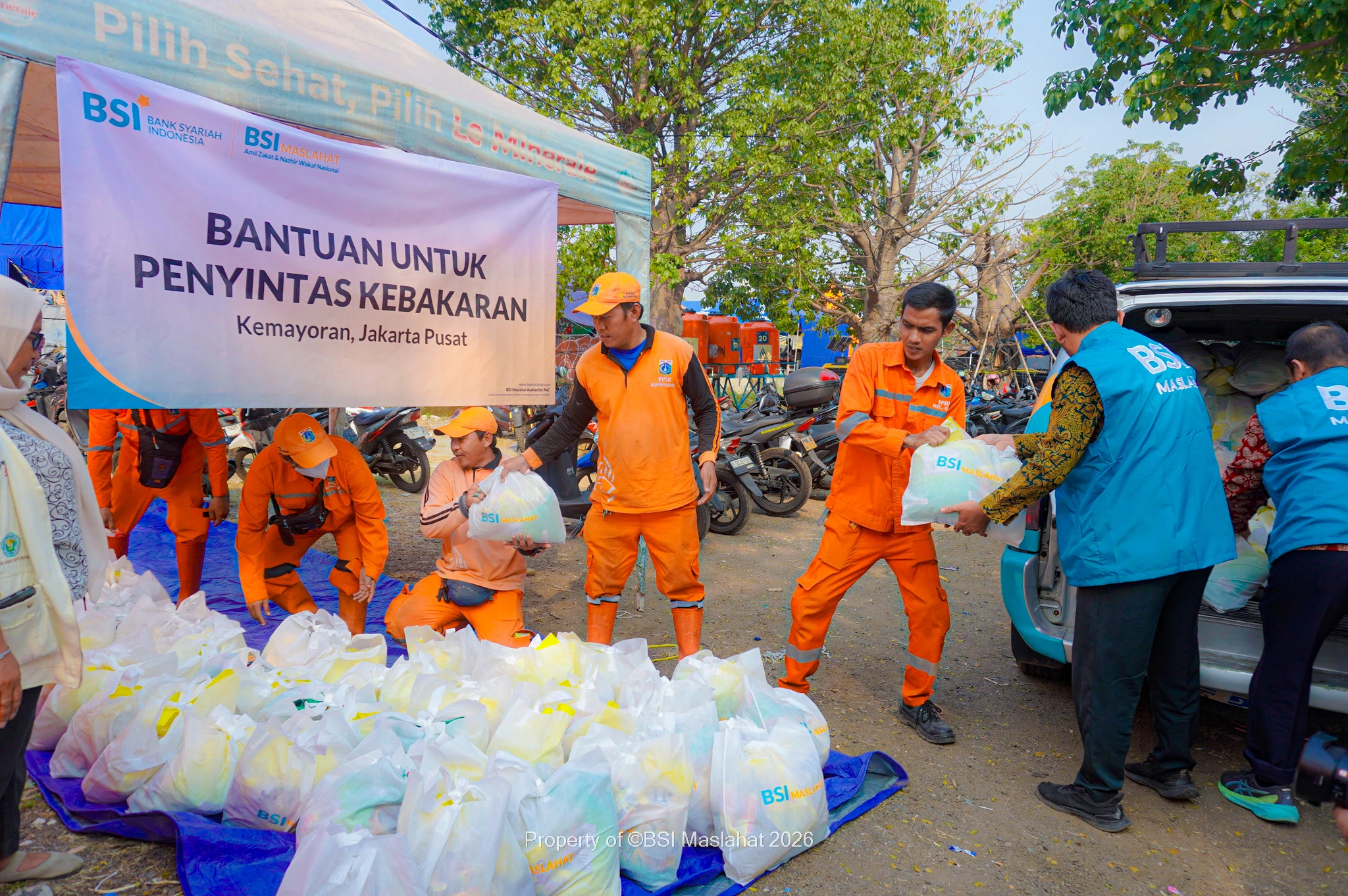 BSI Maslahat Salurkan 250 Paket Sembako untuk Penyintas Kebakaran Kemayoran