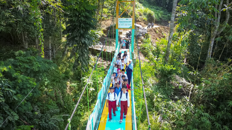 Tak Lagi Menyeberang dengan Rakit Bambu, BSI Maslahat Bangun Jembatan untuk Warga Cilolohan Tasikmalaya