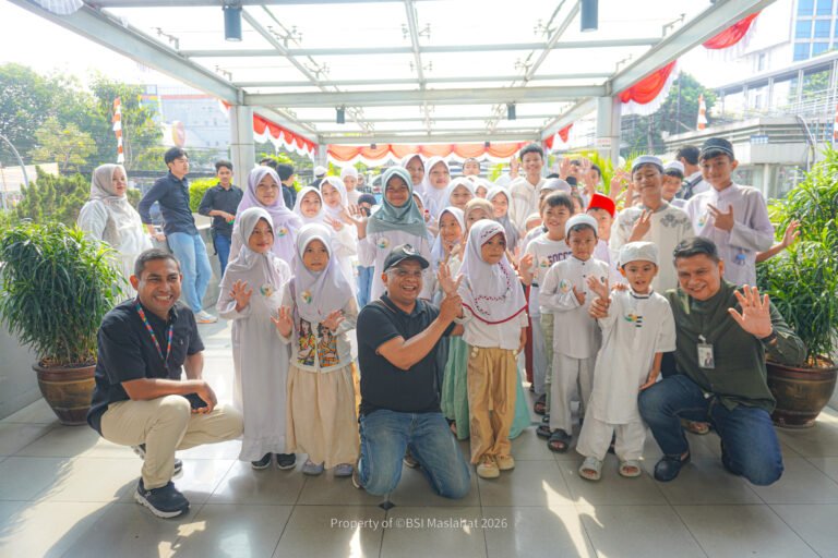 BSI Maslahat Rayakan Milad Ke-4 dengan Ajak Ratusan Anak Yatim Belanja Perlengkapan Sekolah