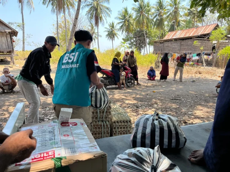 BSI Maslahat Perkuat Pemulihan Gempa NTT melalui Bantuan Pangan dan Perlengkapan Ibadah