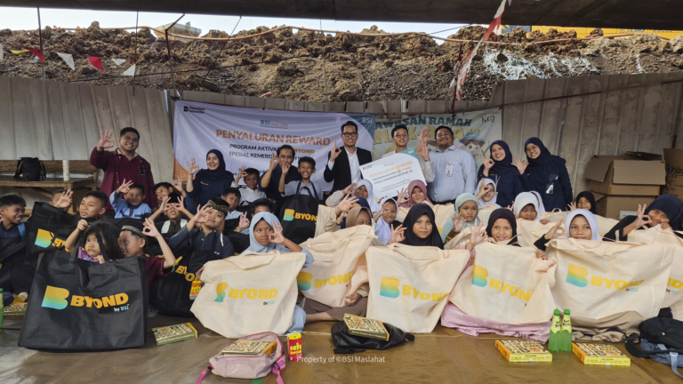 BSI Maslahat dan BSI Salurkan Paket Alat Tulis Program Akuisisi Nasabah Baru BYOND by BSI Spesial Kemerdekaan