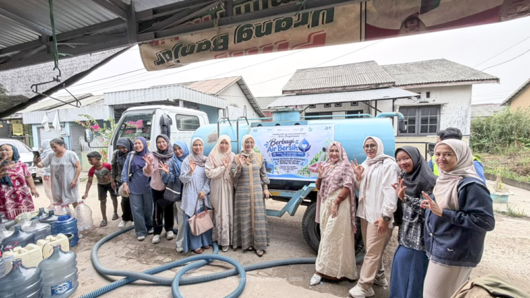 BSI Maslahat dan IIKBSI RO IX Kalimantan Salurkan 9.000 Liter Air Bersih bagi Warga Terdampak Karhutla