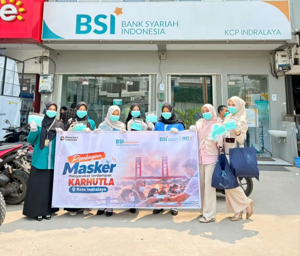 BSI Maslahat Bagikan Masker untuk Lindungi Warga dari Kabut Asap Karhutla di Sumatera Selatan